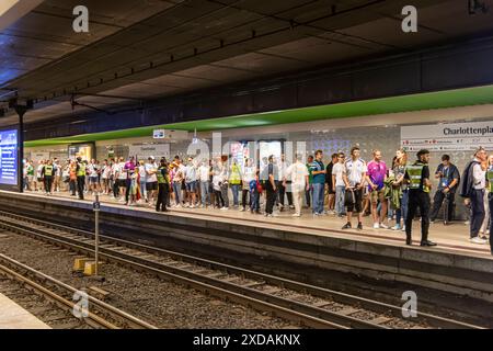 Haltestelle Charlottenplatz der Stadtbahn mit Fußbahlfans.// 19.06.2024: Stoccarda, Baden-Württemberg, Deutschland, Europa *** fermata della ferrovia leggera Charlottenplatz con ventilatori pedonali 19 06 2024 Stoccarda, Baden Württemberg, Germania, Europa Foto Stock