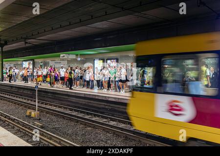 Haltestelle Charlottenplatz der Stadtbahn mit Fußbahlfans.// 19.06.2024: Stoccarda, Baden-Württemberg, Deutschland, Europa *** fermata della ferrovia leggera Charlottenplatz con ventilatori pedonali 19 06 2024 Stoccarda, Baden Württemberg, Germania, Europa Foto Stock