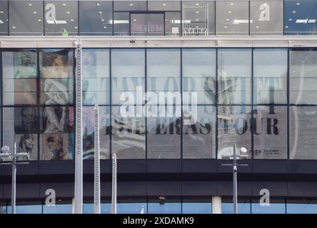 Londra, Inghilterra, Regno Unito. 21 giugno 2024. Uno schermo al Wembley Stadium mentre Taylor Swift gioca la prima di 8 notti allo stadio durante il suo tour da record. (Credit Image: © Vuk Valcic/ZUMA Press Wire) SOLO PER USO EDITORIALE! Non per USO commerciale! Crediti: ZUMA Press, Inc./Alamy Live News Foto Stock