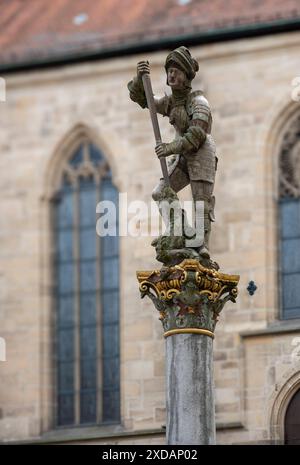 Figur des Drachen tötenden St. Georg auf dem Georgs-Brunnen am Holzmarkt vor der evangelischen Stiftskirche St. Georg Tübingen Baden-Württemberg Deutschland *** Figura di San Giorgio che uccide il drago sulla fontana di St. Georges sull'Holzmarkt di fronte alla chiesa collegiata protestante di San Giorgio a Tübingen Baden Württemberg Germania Foto Stock