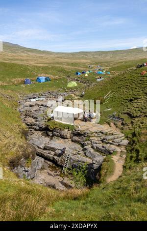 Le attrezzature per i speleologi al verricello si incontrano presso la grotta Gaping Gill vicino a Ingleborough nel Yorkshire Dales National Park in Inghilterra in una giornata di sole. Foto Stock