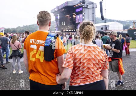 Landgraaf, Paesi Bassi. 21 giugno 2024. LANDGRAAF - frequentatori del Festival durante il primo giorno del Festival di musica Pinkpop. ANP MARCEL VAN HOORN netherlands Out - belgio Out crediti: ANP/Alamy Live News Foto Stock