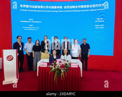 Pechino, Cina. 21 giugno 2024. Gli ospiti posano per una foto di gruppo dopo aver firmato un accordo quadro di partnership strategica tra Springer Nature e World Publishing Corporation (WPC) alla 30a Fiera Internazionale del Libro di Pechino, capitale della Cina, 21 giugno 2024. PER ANDARE A "China Focus: Principali editori per promuovere i libri accademici cinesi nei mercati globali" credito: Jia Zhao/Xinhua/Alamy Live News Foto Stock
