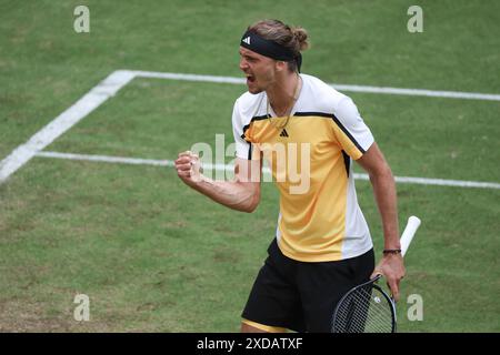 Halle, Germania. 21 giugno 2024. Tennis: ATP Tour, singolare, quarti di finale, Fils (Francia) - Zverev (Germania). Alexander Zverev stringe il pugno. Credito: Friso Gentsch/dpa/Alamy Live News Foto Stock