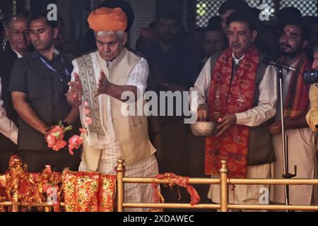 Gandarbal, India. 14 giugno 2024. Il tenente governatore (LG) di Jammu e Kashmir Shri Manoj Sinha lancia fiori mentre pregia durante l'annuale festival "Mela Kheer Bhawani" in un tempio nel villaggio di Tull Mulla alla periferia di Srinagar Indian amministrato il Kashmir il 14 giugno 2024. (Foto di Mubashir Hassan/Pacific Press/Sipa USA) credito: SIPA USA/Alamy Live News Foto Stock