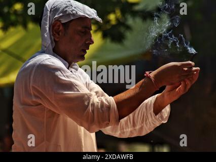 Gandarbal, India. 14 giugno 2024. I devoti indù pregano durante il festival annuale "Mela Kheer Bhawani" in un tempio nel villaggio di Tull Mulla alla periferia di Srinagar, India, il 14 giugno 2024. (Foto di Mubashir Hassan/Pacific Press/Sipa USA) credito: SIPA USA/Alamy Live News Foto Stock