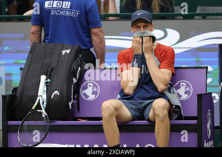 Halle, Germania. 21 giugno 2024. Tennis: ATP Tour, singolare, quarti di finale, Sinner (Italia) - Struff (Germania). Jannik Sinner è seduto al suo posto. Credito: Friso Gentsch/dpa/Alamy Live News Foto Stock