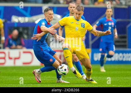 DUSSELDORF, GERMANIA - 21 GIUGNO: Robert Bozenik della Slovacchia e Volodymyr Brazhko dell'Ucraina combattono per il possesso durante la partita a gironi di UEFA EURO 2024 tra Slovacchia e Ucraina alla Dusseldorf Arena il 21 giugno 2024 a Dusseldorf, Germania. (Foto di Rene Nijhuis) Foto Stock