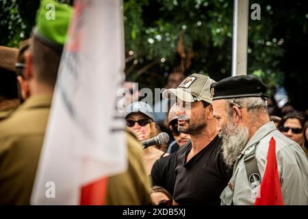 Oren Smadga, ( secondo da destra) padre del soldato caduto Omer Smadga, parla, durante il suo funerale al cimitero militare di Netanya venerdì 21 giugno 2024. Smadga è morto in combattimento con Hamas nella Striscia di Gaza giovedì. Suo padre, Oren, parlò sulla sua tomba e invitò l'IDF a continuare a combattere il più duramente possibile, 'sto dicendo ai soldati qui di tenere la testa alta. Continua ad andare il più duramente possibile. Non fermarti finché non vinciamo. Questo è il mio messaggio a chiunque combatta. AM Israel hai, Ó. Oren Smadga è la medaglia olimpica israeliana di judo alle Olimpiadi di Barcellona 1992 e l'attuale allenatore Foto Stock