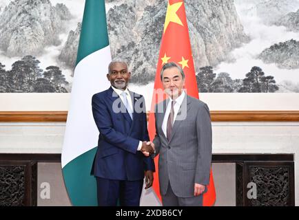 Pechino, Cina. 21 giugno 2024. Il ministro degli Esteri cinese Wang Yi, anche membro dell'Ufficio politico del Comitato centrale del Partito Comunista Cinese, tiene colloqui con il ministro degli Esteri nigeriano Yusuf Maitama Tuggar, a Pechino, capitale della Cina, 21 giugno 2024. Crediti: Li Xiang/Xinhua/Alamy Live News Foto Stock