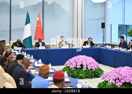 Pechino, Cina. 21 giugno 2024. Il ministro degli Esteri cinese Wang Yi, anche membro dell'Ufficio politico del Comitato centrale del Partito Comunista Cinese, e il ministro degli Esteri nigeriano Yusuf Maitama Tuggar partecipano alla prima sessione plenaria del Comitato intergovernativo Cina-Nigeria, a Pechino, capitale della Cina, 21 giugno 2024. Crediti: Li Xiang/Xinhua/Alamy Live News Foto Stock