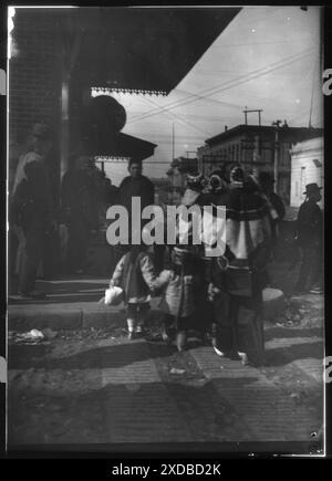 Donne e bambini che attraversano una strada, Chinatown, San Francisco. Collezione fotografica Genthe. Foto Stock