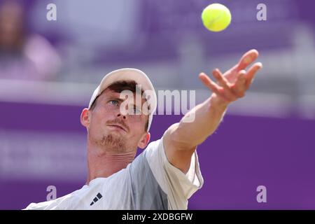 21 giugno 2024; Cinch Championships, Queens Club, West Kensington, Londra, Inghilterra: Cinch Championships Queens Club, 5° giorno; Billy Harris (GBR) in azione il suo incontro di quarti di finale maschile contro Lorenzo Musetti (ITA) Foto Stock