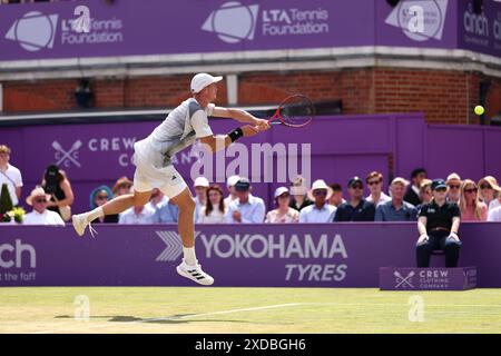 21 giugno 2024; Cinch Championships, Queens Club, West Kensington, Londra, Inghilterra: Cinch Championships Queens Club, 5° giorno; Billy Harris (GBR) in azione il suo incontro di quarti di finale maschile contro Lorenzo Musetti (ITA) Foto Stock