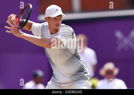 21 giugno 2024; Cinch Championships, Queens Club, West Kensington, Londra, Inghilterra: Cinch Championships Queens Club, 5° giorno; Billy Harris (GBR) in azione il suo incontro di quarti di finale maschile contro Lorenzo Musetti (ITA) Foto Stock