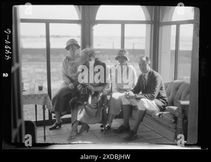 Slater, signora, e amici in una casa a Long Beach. Collezione fotografica Genthe. Foto Stock