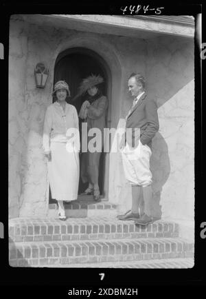 Slater, signora, e amici sui gradini di una casa a Long Beach. Collezione fotografica Genthe. Foto Stock