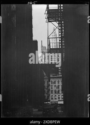 [Vista tra gli edifici del Mather Building/Torre in lontananza. Chicago, Illinois. Collezione fotografica Genthe. Foto Stock