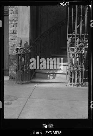 Scala d'ingresso della Victor David House (le Petit Salon), 620 St. Peter Street, New Orleans. Collezione fotografica Genthe. Foto Stock