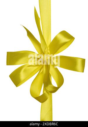 Nastro in seta giallo annodato in un fiocco su sfondo isolato, decora per un regalo Foto Stock