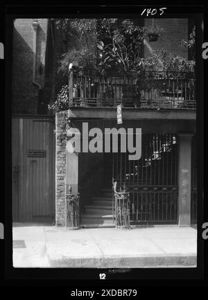 Piano terra della casa Victor David (le Petit Salon), St. Peter Street, New Orleans , balcone Oleander, New Orleans. Collezione fotografica Genthe. Foto Stock