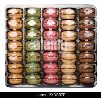 Assortimento di macaron in scatola quadrata di plastica con coperchio trasparente su sfondo isolato, vista dall'alto Foto Stock