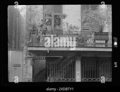 Victor David House (le Petit Salon), 620 St. Peter Street, New Orleans , Oleander balcone, New Orleans. Collezione fotografica Genthe. Foto Stock