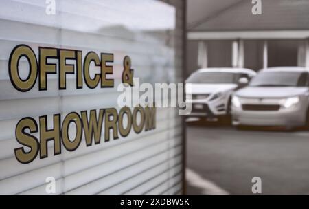 Un'insegna per ufficio e showroom sul finestrino Di Una concessionaria di auto usate Foto Stock