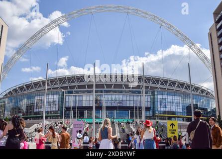 Londra, Regno Unito. 21 giugno 2024. Swifties arriva allo stadio di Wembley mentre Taylor Swift gioca la prima di 8 notti allo stadio durante il suo tour da record. Credito: Vuk Valcic/Alamy Foto Stock