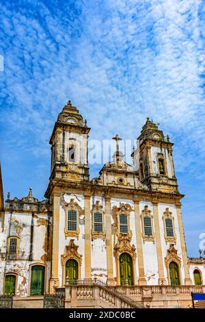 Facciata di una storica chiesa barocca a Pelourinho, città di Salvador, Bahia Foto Stock