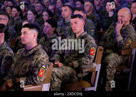 KIEV, UCRAINA - 21 GIUGNO 2024 - la cerimonia di laurea dei luogotenenti è in corso presso l'Istituto militare dell'Università Nazionale Taras Shevchenko di Kiev, Kiev, capitale dell'Ucraina. Foto Stock