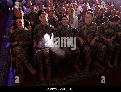 KIEV, UCRAINA - 21 GIUGNO 2024 - la cerimonia di laurea dei luogotenenti è in corso presso l'Istituto militare dell'Università Nazionale Taras Shevchenko di Kiev, Kiev, capitale dell'Ucraina. Foto Stock