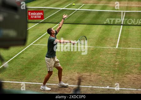 Halle Westf, Westfalen, Deutschland. 21 giugno 2024. Hubert Hurkacz (POL) serve durante il 31. TERRA WORTMANN OPEN, ATP500 - Mens Tennis (immagine di credito: © Mathias Schulz/ZUMA Press Wire) SOLO PER USO EDITORIALE! Non per USO commerciale! Foto Stock