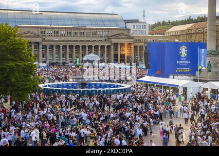 Osservazione pubblica a Stoccarda. Deutschland - Schottland 5:1. 25,000 Menschen feiern auf der Fanmeile am Schlossplatz die deutsche Fußball Nationalmannschaft. Motto zur UEFA EURO 2024: Die ganze Stadt ein Stadion. // 14.06.2024: Stoccarda, Baden-Württemberg, Deutschland, Europa *** visione pubblica a Stoccarda Germania Scozia 5 1 25.000 persone celebrano la nazionale tedesca di calcio sul miglio dei tifosi sul motto Schlossplatz per UEFA EURO 2024 tutta la città uno stadio 14 06 2024 Stoccarda, Baden Württemberg, Germania, Europa Foto Stock