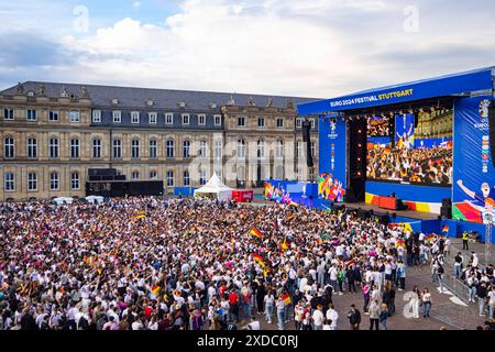 Osservazione pubblica a Stoccarda. Deutschland - Schottland 5:1. 25,000 Menschen feiern auf der Fanmeile am Schlossplatz die deutsche Fußball Nationalmannschaft. Motto zur UEFA EURO 2024: Die ganze Stadt ein Stadion. // 14.06.2024: Stoccarda, Baden-Württemberg, Deutschland, Europa *** visione pubblica a Stoccarda Germania Scozia 5 1 25.000 persone celebrano la nazionale tedesca di calcio sul miglio dei tifosi sul motto Schlossplatz per UEFA EURO 2024 tutta la città uno stadio 14 06 2024 Stoccarda, Baden Württemberg, Germania, Europa Foto Stock