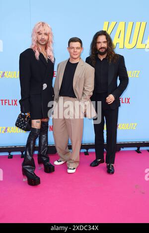 Bill Kaulitz, Georg Listing und Tom Kaulitz („Tokio Hotel“) bei der Premiere der „Kaulitz & Kaulitz“ (Netflix) Realityserie AM 21.06.2024 a Berlino Foto Stock
