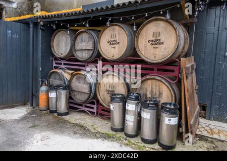 Francia, Normandia, Svizzera Normande e Cingal, Saint-Laurent-de-Condel. Coupe Gorge Microbrasserie & Pub nel villaggio. Birreria artigianale locale. Foto Stock