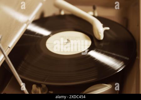 Rotazione di un vinile in grammofono radiofonico vintage anni '1960 anni '1960 Foto Stock