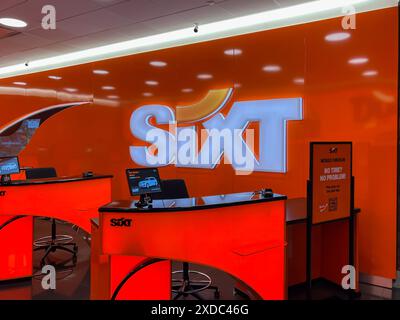 Houston, Texas, USA - 1 aprile 2024: Banco di noleggio auto SIXT presso un aeroporto. Foto Stock