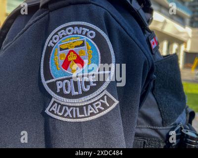 Primo piano del distintivo dell'agente di polizia di Toronto sull'uniforme. Toronto, Canada. Foto Stock