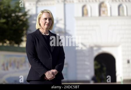 KIEV, UCRAINA - 21 GIUGNO 2024 - l'Ambasciatore statunitense in Ucraina Bridget A. Brink è raffigurato durante una conferenza stampa del Sottosegretario agli affari politici degli Stati Uniti John Bass in Piazza Mykhailivska, Kiev, capitale dell'Ucraina. Foto Stock