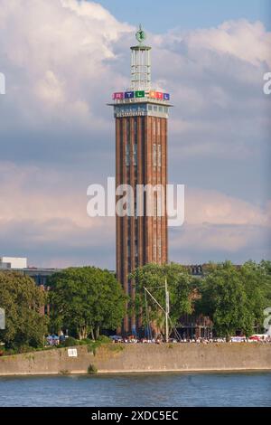 Messeturm mit den Logos von RTL radio Tele Luxemburg am Hauptsitz des Privatsenders im Kölner Stadtteil Deutz. *** Torre fieristica con i loghi di RTL radio Tele Luxemburg presso la sede dell'emittente privata nel distretto Deutz di Colonia. Nordrhein-Westfalen Deutschland, Germania GMS16451 Foto Stock