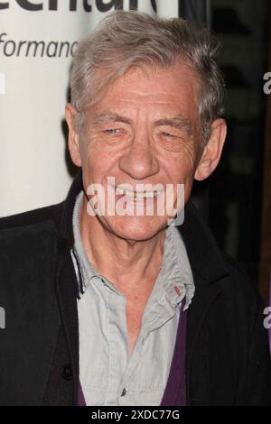 Sir Ian McKellen partecipa al "Only Make Believe" 10th Anniversary Gala al Shubert Theatre di New York il 2 novembre 2009. Foto di Henry McGee/MediaPunch Foto Stock