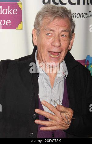 Sir Ian McKellen partecipa al "Only Make Believe" 10th Anniversary Gala al Shubert Theatre di New York il 2 novembre 2009. Foto di Henry McGee/MediaPunch Foto Stock