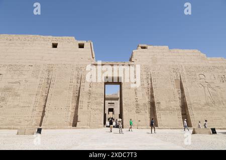 La porta orientale fortificata (pilone) di Medinet Habu, noto anche come Tempio di Amon, vicino a Luxor, Egitto, il sito del tempio funerario di Ramses III Foto Stock