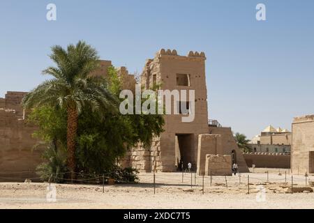 Uno dei migdoli (cancelli fortificati) costruiti per imitare quelli siriani, a Medinet Habu, sito del tempio funerario di Ramses III, Luxor, Egitto. Foto Stock