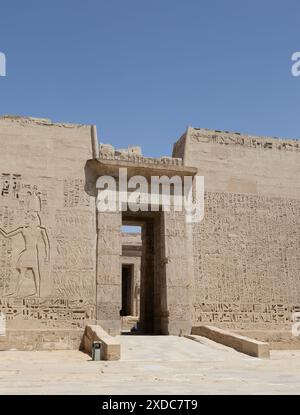 Il secondo pilone a Medinet Habu che conduce dal primo cortile del tempio funerario Ramses III sulla riva occidentale del Nilo al secondo. Foto Stock