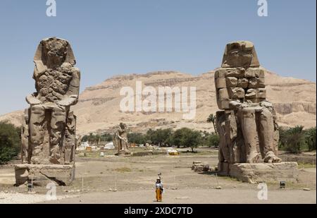 I Colossi di Memnone, e due di recente formazione, tutti rappresentanti il faraone Amenofi III, si trovano nelle rovine del suo tempio mortuario vicino a Luxor, in Egitto. Foto Stock