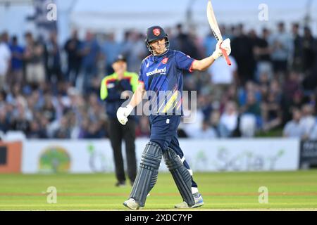 Canterbury, Inghilterra. 21 giugno 2024. Michael Pepper celebra il raggiungimento dei 50 anni durante la partita Vitality Blast tra Kent Spitfire e Essex allo Spitfire Ground, St Lawrence, a Canterbury. Kyle Andrews/Alamy Live News. Foto Stock