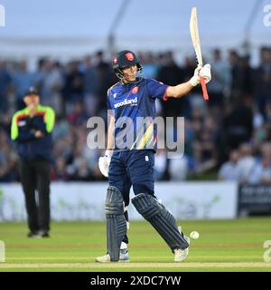 Canterbury, Inghilterra. 21 giugno 2024. Michael Pepper celebra il raggiungimento dei 50 anni durante la partita Vitality Blast tra Kent Spitfire e Essex allo Spitfire Ground, St Lawrence, a Canterbury. Kyle Andrews/Alamy Live News. Foto Stock